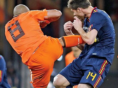 Violencia en el césped. El holandés Nigel de Jong dio una patada en el pecho a Xabi Alonso durante la final de la Copa del Mundo.