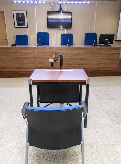 GRA064. PALMA DE MALLORCA, 07/01/2016.- Interior de la sala de la sede de la Escuela Balear de la Administración Pública de Palma (EBAP) donde a partir del próximo 11 de enero tendrá lugar el juicio del caso Noo sque sentará en el banquillo de los acusados a un miembro de la familia real, la infanta Cristina, junto a su marido, Iñaki Urdangarin, y otros 16 acusados. La expectación generada por el juicio ha obligado a adecuar un edificio que ya había albergado antes otra vista oral de especial complejidad por el elevado número de encausados, el caso Kabul de narcotráfico que juzgó la Audiencia de Palma en 2013. EFE/Cati Cladera ***POOL***