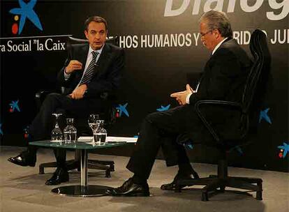 El presidente del Gobierno, José Luis Rodríguez Zapatero, y el juez de la Audiencia Nacional Baltasar Garzón, durante el coloquio.