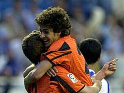 El argentino Aimar abraza a Fabio Aurelio, autor del segundo gol.