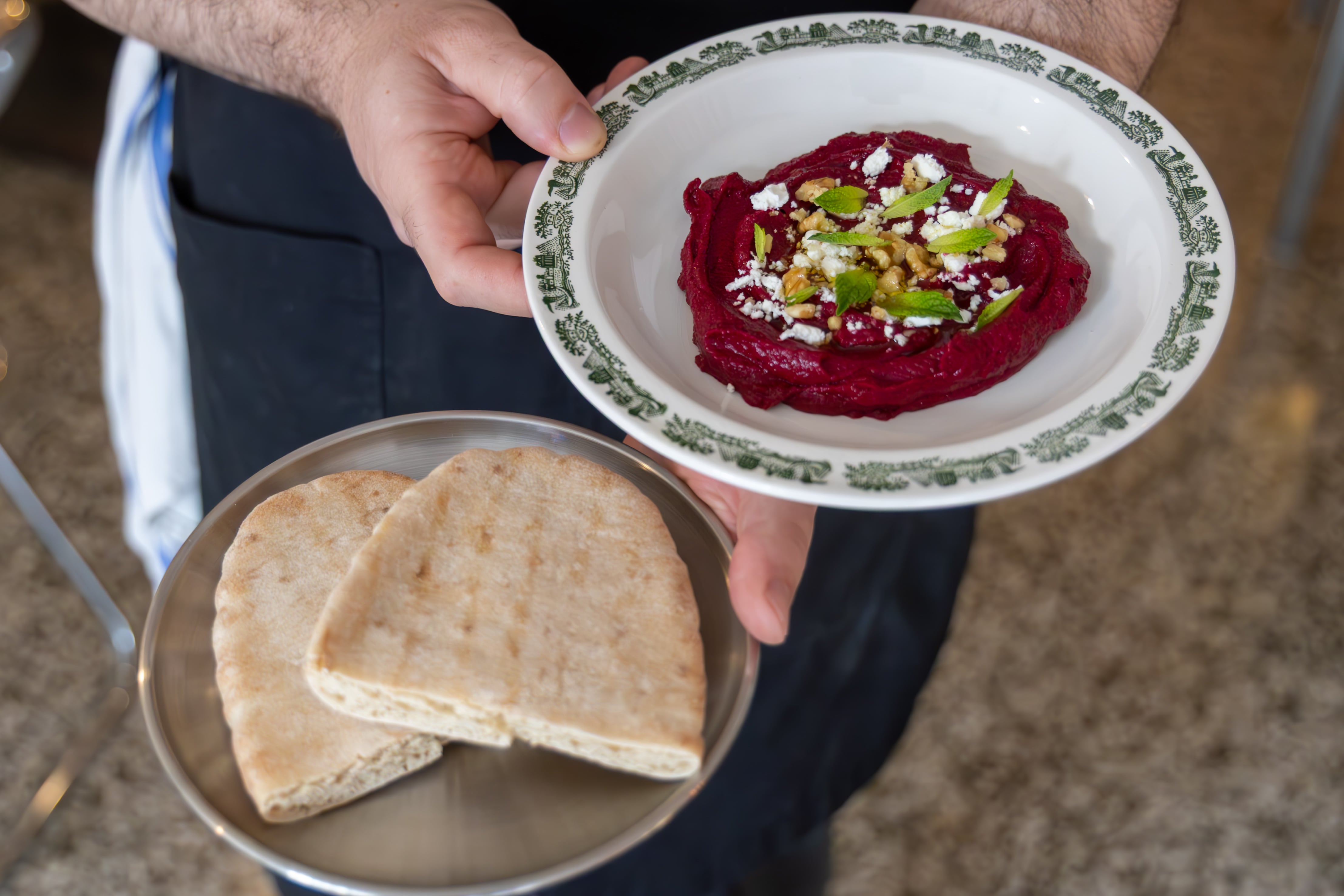Remolacha Polani con queso feta y nueces servida sobre pan de pita.
