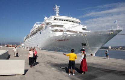 Un creuer al port de Palamós.