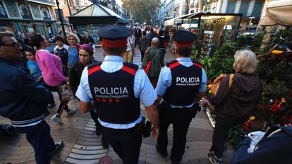 Una pareja de 'mossos' patrulla por La Rambla de Barcelona.