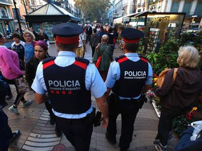 Una pareja de 'mossos' patrulla por La Rambla de Barcelona.