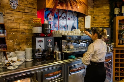 Una camarera trabaja en una cafetería de un polígono industrial en A Coruña, este miércoles.