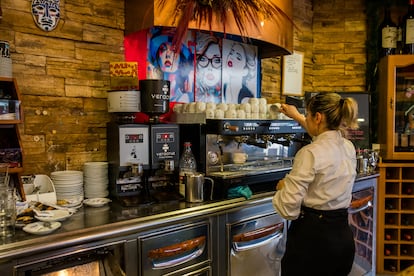 Una camarera trabaja en una cafetería de un polígono industrial en A Coruña.