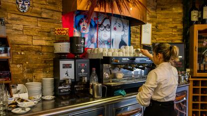 Una camarera trabaja en una cafetería en A Coruña.