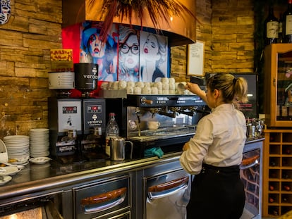 Una camarera trabaja en una cafetería en A Coruña.