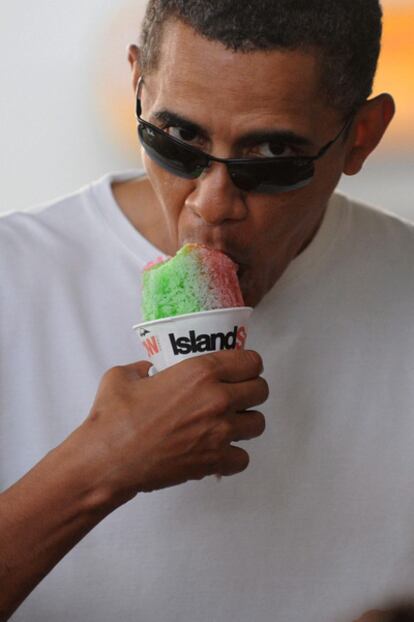 APURANDO LAS VACACIONES EN HAWAI. Pese a las críticas de la oposición, el presidente de EE UU, en la imagen con un helado bautizado <i>snowbama,</i> no regresará a Washington hasta el lunes.