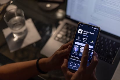 Una usuaria instala la aplicación de Revolut en su móvil.