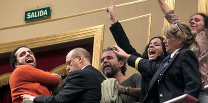 Activistas prosaharauis, entre ellos el actor Wily Toledo, son expulsados durante la votación en el Congreso.