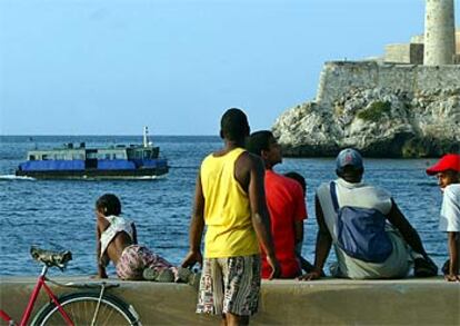 Varios ciudadanos de La Habana observan el transbordador secuestrado a principios de mes desde el malecón.