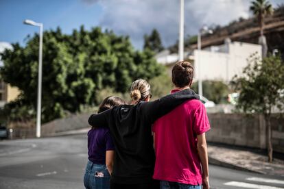 Luz junto a sus hijos en una zona cercana al hotel Valle de Aridane, en Los Llanos.