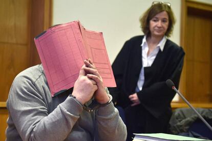 El enfermero Niels Högel se tapa la cara junto a su abogada durante el jucio celebrado en 2015 en Oldenburg, al noroeste de Alemania.