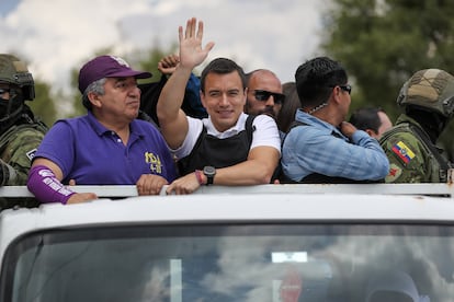 Daniel Noboa recorre las calles de la capital ecuatoriana para el cierre de campaña electoral.