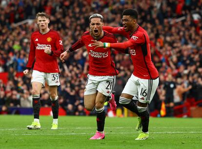 Antony celebra junto a Diallo un tanto sobre el Liverpool en la FA Cup.