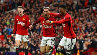 Antony celebra junto a Diallo un tanto sobre el Liverpool en la FA Cup.