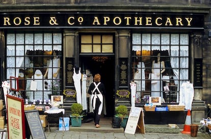 La antigua farmacia Rose & Co Apothecary, en el pueblo de Haworth. H & D