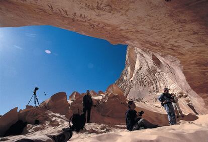 Parte del equipo de la expedición en la cueva de Foggini Mistikawi con pinturas rupestres.