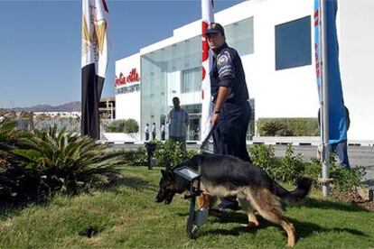 Un policía egipcio, ante el centro de congresos de Sharm el Sheij que albergará la reunión sobre Irak.