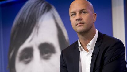 Jordi Cruyff davant de la foto del seu pare.