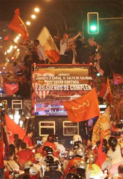Los sevillistas pasean por su ciudad su triunfo en la Copa de la UEFA.