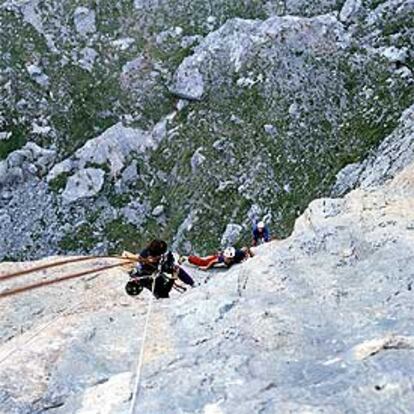 Imagen de la escalada del equipo de <i>Al filo de lo imposible</i> al Naranjo de Bulnes (Asturias).