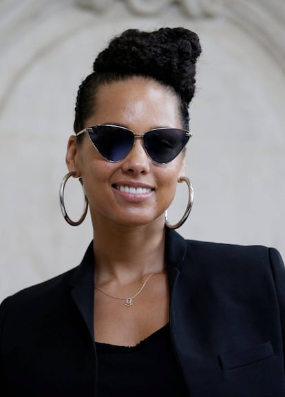 En verano de 2016, Alicia Keys tomó una decisión: la cantante no se iba a someter más a la dictadura del maquillaje para sus apariciones públicas. Muchas famosas aplaudieron su decisión, de la que ella ha hablado abiertamente, aunque siempre asegurando que en cualquier momento puede decidir volver a maquillarse. Es por eso que, cuando el cantante Adam Levine —también su compañero como jurado en el programa 'La Voz Usa'— le preguntó por qué llevaba maquillaje, la artista le contestó: “¡Hago lo que me da la jodida gana!”. Más claro agua. Ante el gran revuelo que causó unas de sus primeras apariciones en la alfombra roja sin maquillaje, tanto de quienes apoyaban su decisión así como de quienes utilizaron las redes sociales para criticarla y lanzar mensajes machistas, Keys decidió contestar en su cuenta de Twitter. “A todos. Que decida no llevar maquillaje no significa que esté en contra de él”, escribió la cantante. "Cada vez que salía de casa y no me había maquillado estaba preocupada por si alguien me pedía una foto, por si la compartía en Internet. Eran los pensamientos más inseguros y superficiales que tenía. Y todos ellos, de una manera u otra, estaban basados en lo que yo creía que otras personas iban a pensar de mí", escribió la cantante en una entrada en el blog de Lena Dunham, Lenny Letter, en la que explicaba su decisión de no maquillarse.