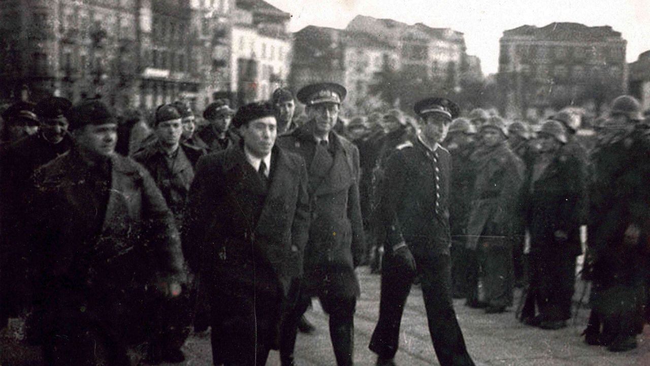 Belarmino Tomás, de traje, en una de las imágenes que aparecen en 'Vaca mugiendo entre ruinas'.