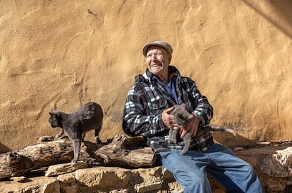 Martín Colomer, 88 años, posa el 3 de marzo en su pueblo de la Estrella (Teruel) donde vivió con su esposa hasta hace un mes, siendo los únicos vecinos actuales de este municipio. Debido a un problema de salud, Martín y su esposa, Sinforsa Sancho, tuvieron que trasladarse a una residencia para la tercera edad. 
