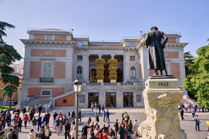 Con motivo del Día de los Museos, la puerta de Goya del Museo del Prado transformó su estilo neoclásico en un decorado barroco, realizado con 50.000 tallos de ruscus aculeatus pintados de dorado para cubrir las columnas centrales del pórtico, y 25.000 hortensias para la zona del atrio. La intervención, que estará instalada hasta finales de junio, fue presentada por el presidente del patronato del museo, Javier Solana; su director, Miguel Falomir, y la consejera de El Corte Inglés Cristina Álvarez.