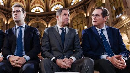 El ministro de Economía, Carlos Cuerpo; el presidente de Cepyme, Gerardo Cuerva; y el presidente de la CEOE, Antonio Garamendi, a finales de enero en la Bolsa de Madrid.