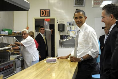 Obama visita el restaurante de comida rápida El mago de las fritas, el lunes en Miami.