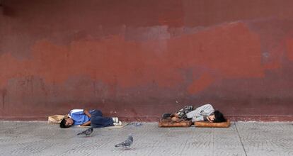 Un par de personas en una calle de Buenos Aires, Argentina. 7 de febrero de 2014.