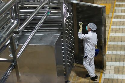 Un trabajador en la planta de Mengniu en Pekín, el año pasado.