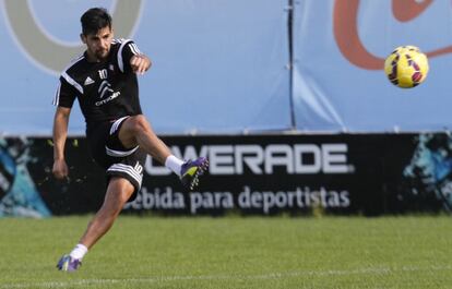 Nolito dispara en un entrenamiento del Celta.