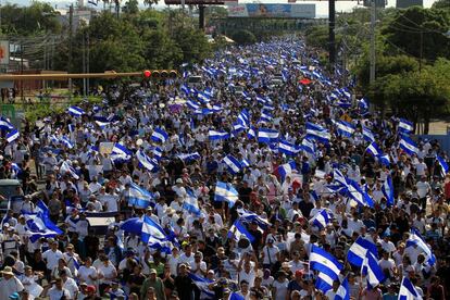 Manifestantes marcham contra a violência policial e o Governo de Daniel Ortega em Manágua (Nicarágua), no dia 23 de abril de 2018.