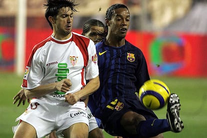 Martí y Ronaldinho disputan un balón.