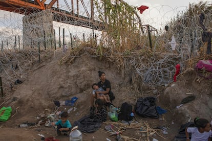 Una mujer migrante descansa a orillas del Río Grande, en Eagle Pass, Texas, el 22 de septiembre de 2023.
