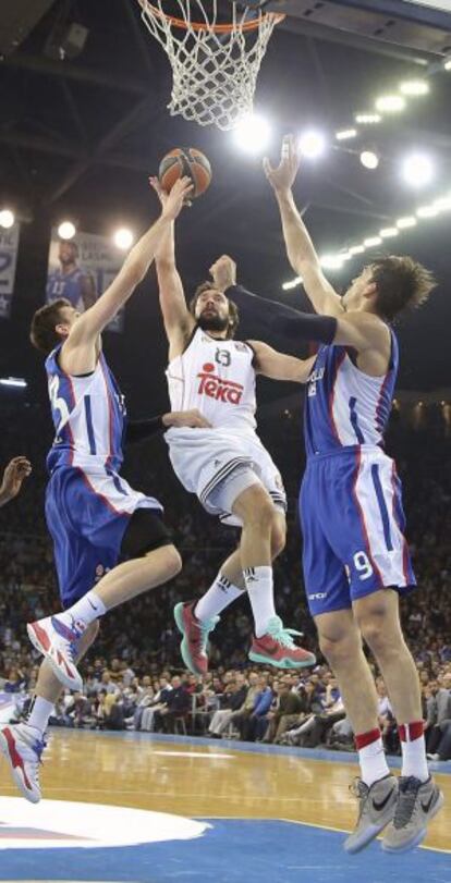 Sergio Llull trata de anotar ante el Efes en la serie de cuartos.