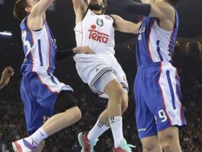 Sergio Llull trata de anotar ante el Efes en la serie de cuartos.