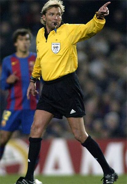 Anders Frisk, durante el partido Barcelona-Chelsea.