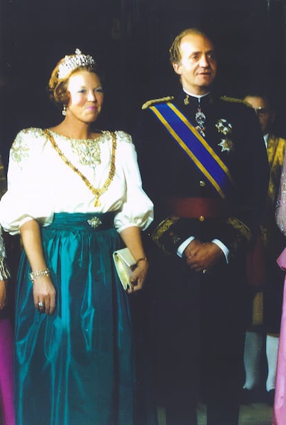 En los años ochenta y noventa, el rey Juan Carlos honró con el Toisón de Oro a muchos de los monarcas europeos. Es el caso de la reina Beatriz de Holanda, a la que el Rey concedió esta distinción en 1985, al igual que a Margarita de Dinamarca o Hussein de Jordanid (fallecido en 1999).