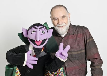 Jerry Nelson con una de las marionetas de Barrio Sésamo.