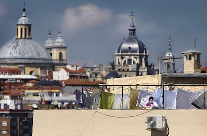 Ropa colgada entre las cúpulas de San Francisco el Grande y la Almudena, en Madrid.