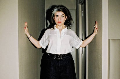 Hubo que poner a la inquieta escritora contra la pared y en un pasillo estrecho para conseguir que Caitlin Moran estuviera quieta el tiempo suficiente para disparar.