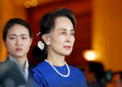 Myanmar State Counselor Aung San Suu Kyi (R) waits for the arrival of Chinese President Xi at the presidential house in Naypyitaw, Myanmar, 17 January 2020.