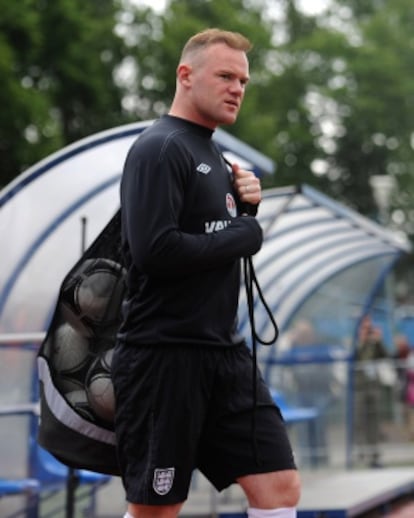 Rooney, con los balones del entrenamiento.