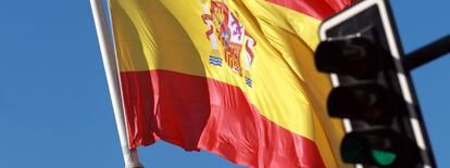 Bandera de Espa&ntilde;a en la plaza de Col&oacute;n de Madrid.