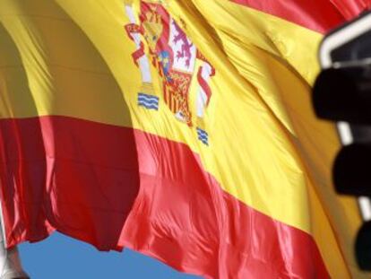 Bandera de Espa&ntilde;a en la plaza de Col&oacute;n de Madrid.